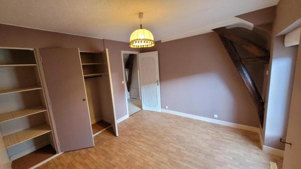 De belles prestations pour cette demeure familiale, rénovée intérieurement en 2020, et deux entrées distinctes.