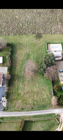 Un terrain à bâtir de 1 994 m², au calme d'un hameau, à deux pas de tout.