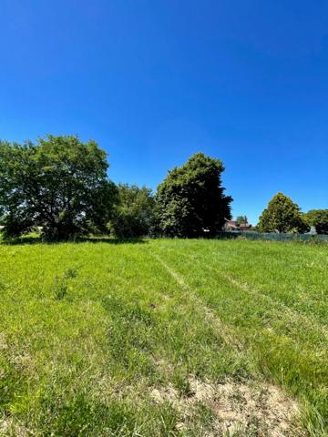 Un terrain à bâtir de 1 994 m², au calme d'un hameau, à deux pas de tout.