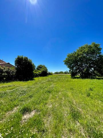 Un terrain à bâtir de 1 994 m², au calme d'un hameau, à deux pas de tout.