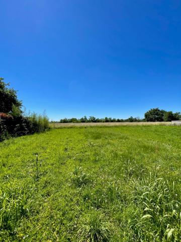 Un terrain à bâtir de 1 994 m², au calme d'un hameau, à deux pas de tout.