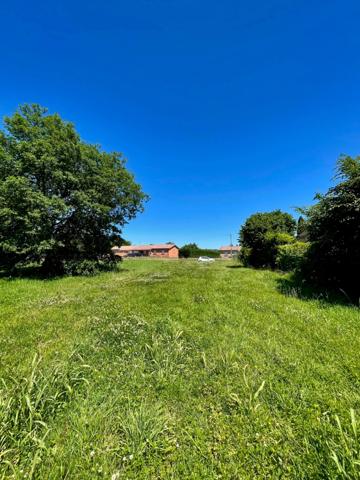 Un terrain à bâtir de 1 994 m², au calme d'un hameau, à deux pas de tout.