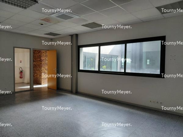 A LOUER BORDEAUX NORD-BÂTIMENT D'ACTIVITES DE 1 750 M² TERRAIN PRIVATIF