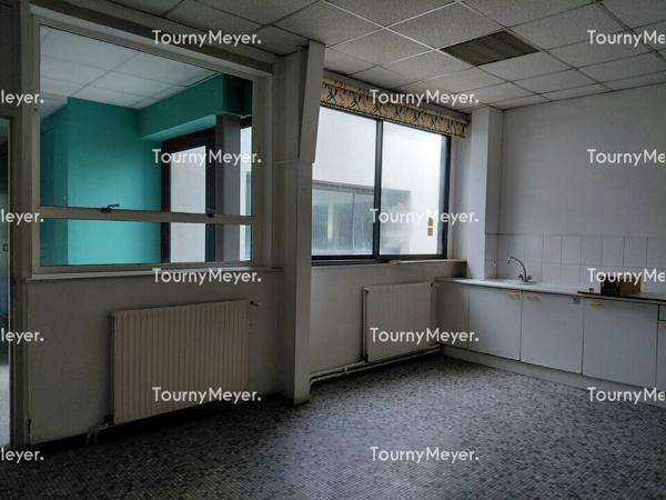 A LOUER BORDEAUX NORD-BÂTIMENT D'ACTIVITES DE 1 750 M² TERRAIN PRIVATIF