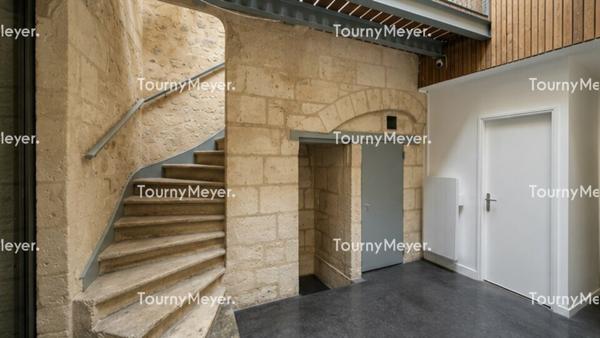 A louer - Immeuble de 250 m² avec cave et terrasse - Bordeaux centre