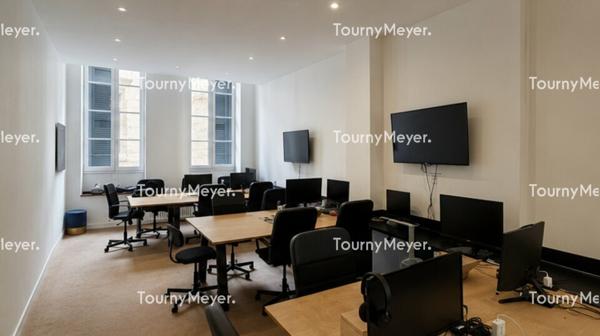 A louer - Immeuble de 250 m² avec cave et terrasse - Bordeaux centre