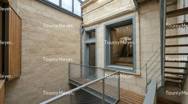 A louer - Immeuble de 250 m² avec cave et terrasse - Bordeaux centre