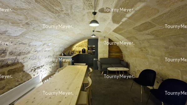 A louer - Immeuble de 250 m² avec cave et terrasse - Bordeaux centre