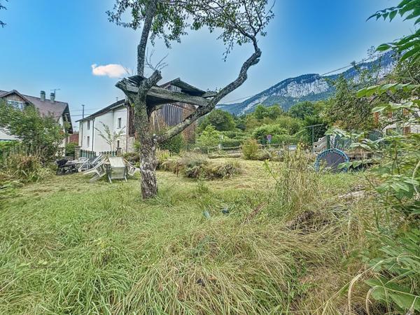 Rare, Terrain constructible de 260 m², emplacement privilégié sur les côteaux de St Laurent du Pont