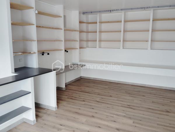 Local de 80 m2 composé de 2 ateliers de 29 et 19 m2, de WC ainsi que d'une belle cave de 31 m2, l'ensemble est climatisé.
Parking de 30 m2 avec accès facile.
Très bon emplacement.