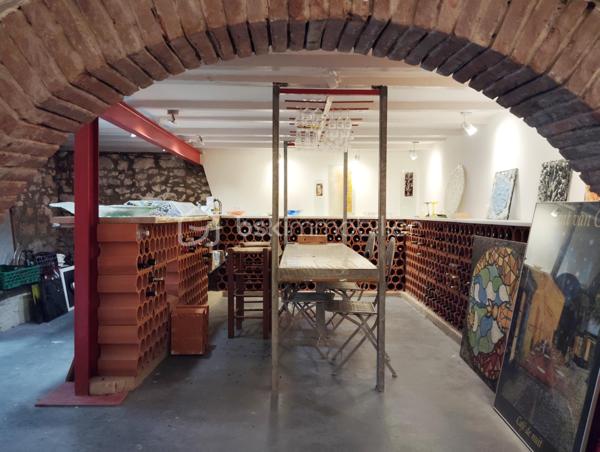 Local de 80 m2 composé de 2 ateliers de 29 et 19 m2, de WC ainsi que d'une belle cave de 31 m2, l'ensemble est climatisé.
Parking de 30 m2 avec accès facile.
Très bon emplacement.