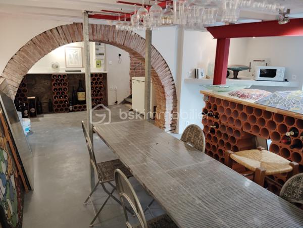 Local de 80 m2 composé de 2 ateliers de 29 et 19 m2, de WC ainsi que d'une belle cave de 31 m2, l'ensemble est climatisé.
Parking de 30 m2 avec accès facile.
Très bon emplacement.