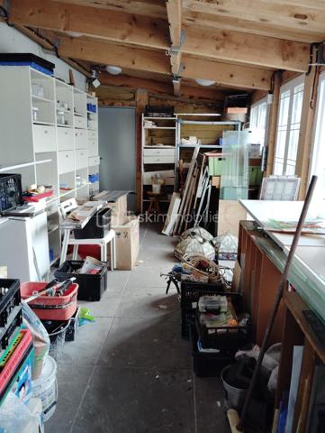 Local de 80 m2 composé de 2 ateliers de 29 et 19 m2, de WC ainsi que d'une belle cave de 31 m2, l'ensemble est climatisé.
Parking de 30 m2 avec accès facile.
Très bon emplacement.