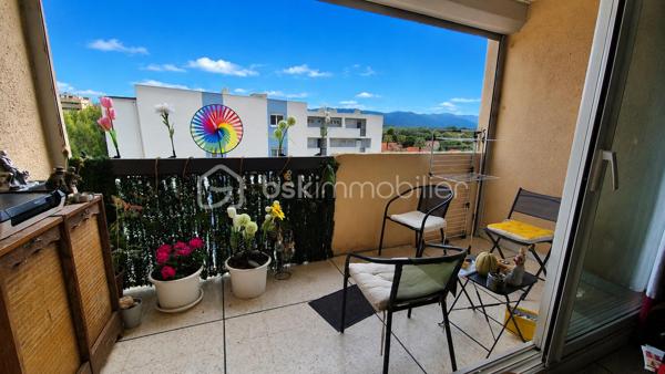 A VENDRE APPARTEMENT T2 LOUE A L ANNEE DE 39 M² A SAINT CYPRIEN PLAGE - COTE PORT -  TERRASSE - PARKING PRIVE - CAVE INDIVIDUELLE - PROCHE DE LA PLAGE ET DES COMMERCES.

Cet appartement, situé sur un secteur calme et recherché de la station, au 5ème et dernier étage avec ascenseur, se compose d'un hall d'entrée,  d'une pièce à vivre baignée de lumière qui s'ouvre sur une terrasse exposée plein sud à la vue imprenable, d'une cuisine américaine aménagée, d'une chambre avec grand placard, d'une salle d'eau et d'un toilette.
Vous apprécierez sa place de parking privative numérotée, ainsi que sa cave individuelle (idéale pour le stockage et ranger vos vélos).

Loué à l'année, le loyer mensuel s'élève à 458 euros/mois, + charges à 65 euros.
Bail 3.6.9 jusqu'en avril 2029.

A la recherche de calme dans une résidence sécurisée et bien fréquentée, cet appartement sera parfait pour un investissement locatif.
Je reste à votre disposition pour toutes informations.