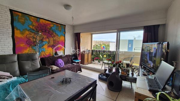 A VENDRE APPARTEMENT T2 LOUE A L ANNEE DE 39 M² A SAINT CYPRIEN PLAGE - COTE PORT -  TERRASSE - PARKING PRIVE - CAVE INDIVIDUELLE - PROCHE DE LA PLAGE ET DES COMMERCES.

Cet appartement, situé sur un secteur calme et recherché de la station, au 5ème et dernier étage avec ascenseur, se compose d'un hall d'entrée,  d'une pièce à vivre baignée de lumière qui s'ouvre sur une terrasse exposée plein sud à la vue imprenable, d'une cuisine américaine aménagée, d'une chambre avec grand placard, d'une salle d'eau et d'un toilette.
Vous apprécierez sa place de parking privative numérotée, ainsi que sa cave individuelle (idéale pour le stockage et ranger vos vélos).

Loué à l'année, le loyer mensuel s'élève à 458 euros/mois, + charges à 65 euros.
Bail 3.6.9 jusqu'en avril 2029.

A la recherche de calme dans une résidence sécurisée et bien fréquentée, cet appartement sera parfait pour un investissement locatif.
Je reste à votre disposition pour toutes informations.
