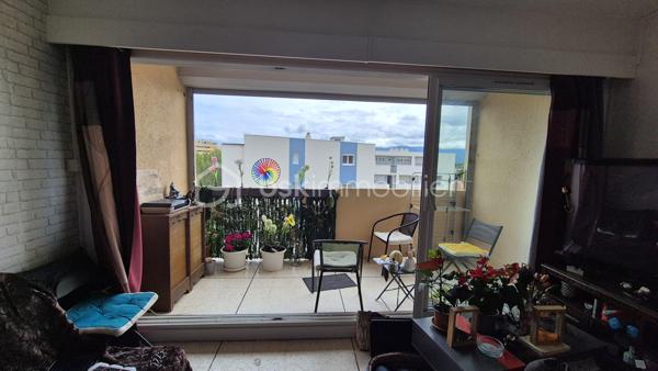 A VENDRE APPARTEMENT T2 LOUE A L ANNEE DE 39 M² A SAINT CYPRIEN PLAGE - COTE PORT -  TERRASSE - PARKING PRIVE - CAVE INDIVIDUELLE - PROCHE DE LA PLAGE ET DES COMMERCES.

Cet appartement, situé sur un secteur calme et recherché de la station, au 5ème et dernier étage avec ascenseur, se compose d'un hall d'entrée,  d'une pièce à vivre baignée de lumière qui s'ouvre sur une terrasse exposée plein sud à la vue imprenable, d'une cuisine américaine aménagée, d'une chambre avec grand placard, d'une salle d'eau et d'un toilette.
Vous apprécierez sa place de parking privative numérotée, ainsi que sa cave individuelle (idéale pour le stockage et ranger vos vélos).

Loué à l'année, le loyer mensuel s'élève à 458 euros/mois, + charges à 65 euros.
Bail 3.6.9 jusqu'en avril 2029.

A la recherche de calme dans une résidence sécurisée et bien fréquentée, cet appartement sera parfait pour un investissement locatif.
Je reste à votre disposition pour toutes informations.