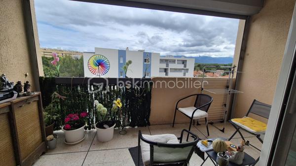 A VENDRE APPARTEMENT T2 LOUE A L ANNEE DE 39 M² A SAINT CYPRIEN PLAGE - COTE PORT -  TERRASSE - PARKING PRIVE - CAVE INDIVIDUELLE - PROCHE DE LA PLAGE ET DES COMMERCES.

Cet appartement, situé sur un secteur calme et recherché de la station, au 5ème et dernier étage avec ascenseur, se compose d'un hall d'entrée,  d'une pièce à vivre baignée de lumière qui s'ouvre sur une terrasse exposée plein sud à la vue imprenable, d'une cuisine américaine aménagée, d'une chambre avec grand placard, d'une salle d'eau et d'un toilette.
Vous apprécierez sa place de parking privative numérotée, ainsi que sa cave individuelle (idéale pour le stockage et ranger vos vélos).

Loué à l'année, le loyer mensuel s'élève à 458 euros/mois, + charges à 65 euros.
Bail 3.6.9 jusqu'en avril 2029.

A la recherche de calme dans une résidence sécurisée et bien fréquentée, cet appartement sera parfait pour un investissement locatif.
Je reste à votre disposition pour toutes informations.