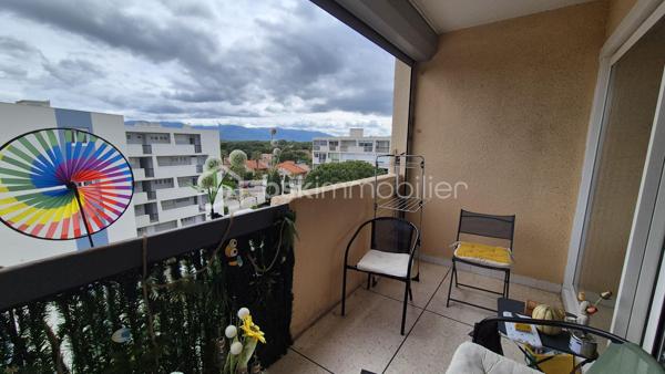 A VENDRE APPARTEMENT T2 LOUE A L ANNEE DE 39 M² A SAINT CYPRIEN PLAGE - COTE PORT -  TERRASSE - PARKING PRIVE - CAVE INDIVIDUELLE - PROCHE DE LA PLAGE ET DES COMMERCES.

Cet appartement, situé sur un secteur calme et recherché de la station, au 5ème et dernier étage avec ascenseur, se compose d'un hall d'entrée,  d'une pièce à vivre baignée de lumière qui s'ouvre sur une terrasse exposée plein sud à la vue imprenable, d'une cuisine américaine aménagée, d'une chambre avec grand placard, d'une salle d'eau et d'un toilette.
Vous apprécierez sa place de parking privative numérotée, ainsi que sa cave individuelle (idéale pour le stockage et ranger vos vélos).

Loué à l'année, le loyer mensuel s'élève à 458 euros/mois, + charges à 65 euros.
Bail 3.6.9 jusqu'en avril 2029.

A la recherche de calme dans une résidence sécurisée et bien fréquentée, cet appartement sera parfait pour un investissement locatif.
Je reste à votre disposition pour toutes informations.