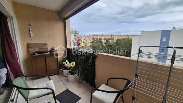 A VENDRE APPARTEMENT T2 LOUE A L ANNEE DE 39 M² A SAINT CYPRIEN PLAGE - COTE PORT -  TERRASSE - PARKING PRIVE - CAVE INDIVIDUELLE - PROCHE DE LA PLAGE ET DES COMMERCES.

Cet appartement, situé sur un secteur calme et recherché de la station, au 5ème et dernier étage avec ascenseur, se compose d'un hall d'entrée,  d'une pièce à vivre baignée de lumière qui s'ouvre sur une terrasse exposée plein sud à la vue imprenable, d'une cuisine américaine aménagée, d'une chambre avec grand placard, d'une salle d'eau et d'un toilette.
Vous apprécierez sa place de parking privative numérotée, ainsi que sa cave individuelle (idéale pour le stockage et ranger vos vélos).

Loué à l'année, le loyer mensuel s'élève à 458 euros/mois, + charges à 65 euros.
Bail 3.6.9 jusqu'en avril 2029.

A la recherche de calme dans une résidence sécurisée et bien fréquentée, cet appartement sera parfait pour un investissement locatif.
Je reste à votre disposition pour toutes informations.