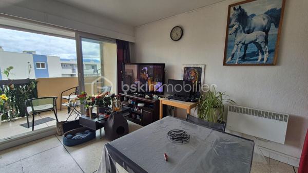 A VENDRE APPARTEMENT T2 LOUE A L ANNEE DE 39 M² A SAINT CYPRIEN PLAGE - COTE PORT -  TERRASSE - PARKING PRIVE - CAVE INDIVIDUELLE - PROCHE DE LA PLAGE ET DES COMMERCES.

Cet appartement, situé sur un secteur calme et recherché de la station, au 5ème et dernier étage avec ascenseur, se compose d'un hall d'entrée,  d'une pièce à vivre baignée de lumière qui s'ouvre sur une terrasse exposée plein sud à la vue imprenable, d'une cuisine américaine aménagée, d'une chambre avec grand placard, d'une salle d'eau et d'un toilette.
Vous apprécierez sa place de parking privative numérotée, ainsi que sa cave individuelle (idéale pour le stockage et ranger vos vélos).

Loué à l'année, le loyer mensuel s'élève à 458 euros/mois, + charges à 65 euros.
Bail 3.6.9 jusqu'en avril 2029.

A la recherche de calme dans une résidence sécurisée et bien fréquentée, cet appartement sera parfait pour un investissement locatif.
Je reste à votre disposition pour toutes informations.
