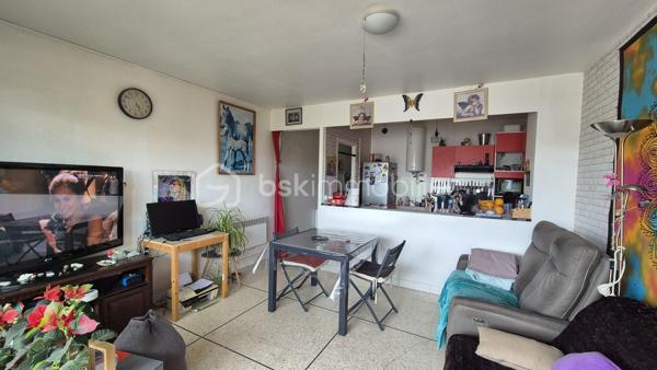 A VENDRE APPARTEMENT T2 LOUE A L ANNEE DE 39 M² A SAINT CYPRIEN PLAGE - COTE PORT -  TERRASSE - PARKING PRIVE - CAVE INDIVIDUELLE - PROCHE DE LA PLAGE ET DES COMMERCES.

Cet appartement, situé sur un secteur calme et recherché de la station, au 5ème et dernier étage avec ascenseur, se compose d'un hall d'entrée,  d'une pièce à vivre baignée de lumière qui s'ouvre sur une terrasse exposée plein sud à la vue imprenable, d'une cuisine américaine aménagée, d'une chambre avec grand placard, d'une salle d'eau et d'un toilette.
Vous apprécierez sa place de parking privative numérotée, ainsi que sa cave individuelle (idéale pour le stockage et ranger vos vélos).

Loué à l'année, le loyer mensuel s'élève à 458 euros/mois, + charges à 65 euros.
Bail 3.6.9 jusqu'en avril 2029.

A la recherche de calme dans une résidence sécurisée et bien fréquentée, cet appartement sera parfait pour un investissement locatif.
Je reste à votre disposition pour toutes informations.