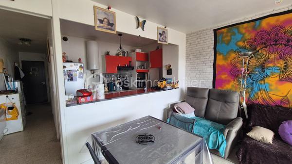 A VENDRE APPARTEMENT T2 LOUE A L ANNEE DE 39 M² A SAINT CYPRIEN PLAGE - COTE PORT -  TERRASSE - PARKING PRIVE - CAVE INDIVIDUELLE - PROCHE DE LA PLAGE ET DES COMMERCES.

Cet appartement, situé sur un secteur calme et recherché de la station, au 5ème et dernier étage avec ascenseur, se compose d'un hall d'entrée,  d'une pièce à vivre baignée de lumière qui s'ouvre sur une terrasse exposée plein sud à la vue imprenable, d'une cuisine américaine aménagée, d'une chambre avec grand placard, d'une salle d'eau et d'un toilette.
Vous apprécierez sa place de parking privative numérotée, ainsi que sa cave individuelle (idéale pour le stockage et ranger vos vélos).

Loué à l'année, le loyer mensuel s'élève à 458 euros/mois, + charges à 65 euros.
Bail 3.6.9 jusqu'en avril 2029.

A la recherche de calme dans une résidence sécurisée et bien fréquentée, cet appartement sera parfait pour un investissement locatif.
Je reste à votre disposition pour toutes informations.