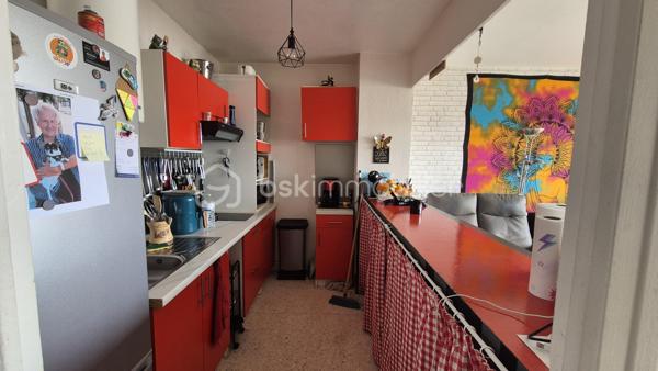 A VENDRE APPARTEMENT T2 LOUE A L ANNEE DE 39 M² A SAINT CYPRIEN PLAGE - COTE PORT -  TERRASSE - PARKING PRIVE - CAVE INDIVIDUELLE - PROCHE DE LA PLAGE ET DES COMMERCES.

Cet appartement, situé sur un secteur calme et recherché de la station, au 5ème et dernier étage avec ascenseur, se compose d'un hall d'entrée,  d'une pièce à vivre baignée de lumière qui s'ouvre sur une terrasse exposée plein sud à la vue imprenable, d'une cuisine américaine aménagée, d'une chambre avec grand placard, d'une salle d'eau et d'un toilette.
Vous apprécierez sa place de parking privative numérotée, ainsi que sa cave individuelle (idéale pour le stockage et ranger vos vélos).

Loué à l'année, le loyer mensuel s'élève à 458 euros/mois, + charges à 65 euros.
Bail 3.6.9 jusqu'en avril 2029.

A la recherche de calme dans une résidence sécurisée et bien fréquentée, cet appartement sera parfait pour un investissement locatif.
Je reste à votre disposition pour toutes informations.