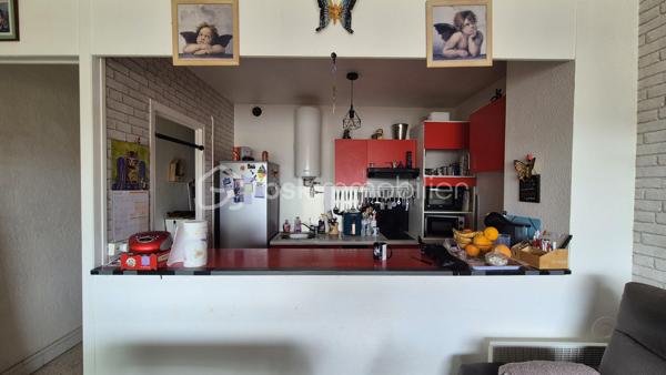 A VENDRE APPARTEMENT T2 LOUE A L ANNEE DE 39 M² A SAINT CYPRIEN PLAGE - COTE PORT -  TERRASSE - PARKING PRIVE - CAVE INDIVIDUELLE - PROCHE DE LA PLAGE ET DES COMMERCES.

Cet appartement, situé sur un secteur calme et recherché de la station, au 5ème et dernier étage avec ascenseur, se compose d'un hall d'entrée,  d'une pièce à vivre baignée de lumière qui s'ouvre sur une terrasse exposée plein sud à la vue imprenable, d'une cuisine américaine aménagée, d'une chambre avec grand placard, d'une salle d'eau et d'un toilette.
Vous apprécierez sa place de parking privative numérotée, ainsi que sa cave individuelle (idéale pour le stockage et ranger vos vélos).

Loué à l'année, le loyer mensuel s'élève à 458 euros/mois, + charges à 65 euros.
Bail 3.6.9 jusqu'en avril 2029.

A la recherche de calme dans une résidence sécurisée et bien fréquentée, cet appartement sera parfait pour un investissement locatif.
Je reste à votre disposition pour toutes informations.