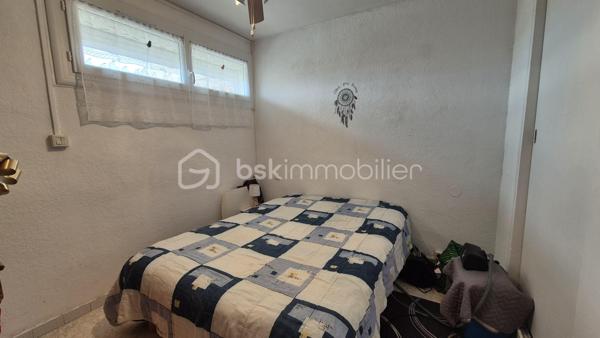 A VENDRE APPARTEMENT T2 LOUE A L ANNEE DE 39 M² A SAINT CYPRIEN PLAGE - COTE PORT -  TERRASSE - PARKING PRIVE - CAVE INDIVIDUELLE - PROCHE DE LA PLAGE ET DES COMMERCES.

Cet appartement, situé sur un secteur calme et recherché de la station, au 5ème et dernier étage avec ascenseur, se compose d'un hall d'entrée,  d'une pièce à vivre baignée de lumière qui s'ouvre sur une terrasse exposée plein sud à la vue imprenable, d'une cuisine américaine aménagée, d'une chambre avec grand placard, d'une salle d'eau et d'un toilette.
Vous apprécierez sa place de parking privative numérotée, ainsi que sa cave individuelle (idéale pour le stockage et ranger vos vélos).

Loué à l'année, le loyer mensuel s'élève à 458 euros/mois, + charges à 65 euros.
Bail 3.6.9 jusqu'en avril 2029.

A la recherche de calme dans une résidence sécurisée et bien fréquentée, cet appartement sera parfait pour un investissement locatif.
Je reste à votre disposition pour toutes informations.