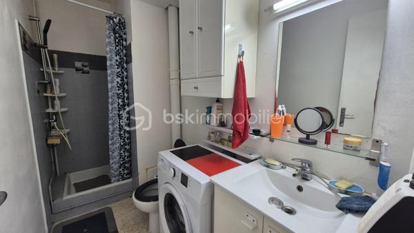 A VENDRE APPARTEMENT T2 LOUE A L ANNEE DE 39 M² A SAINT CYPRIEN PLAGE - COTE PORT -  TERRASSE - PARKING PRIVE - CAVE INDIVIDUELLE - PROCHE DE LA PLAGE ET DES COMMERCES.

Cet appartement, situé sur un secteur calme et recherché de la station, au 5ème et dernier étage avec ascenseur, se compose d'un hall d'entrée,  d'une pièce à vivre baignée de lumière qui s'ouvre sur une terrasse exposée plein sud à la vue imprenable, d'une cuisine américaine aménagée, d'une chambre avec grand placard, d'une salle d'eau et d'un toilette.
Vous apprécierez sa place de parking privative numérotée, ainsi que sa cave individuelle (idéale pour le stockage et ranger vos vélos).

Loué à l'année, le loyer mensuel s'élève à 458 euros/mois, + charges à 65 euros.
Bail 3.6.9 jusqu'en avril 2029.

A la recherche de calme dans une résidence sécurisée et bien fréquentée, cet appartement sera parfait pour un investissement locatif.
Je reste à votre disposition pour toutes informations.