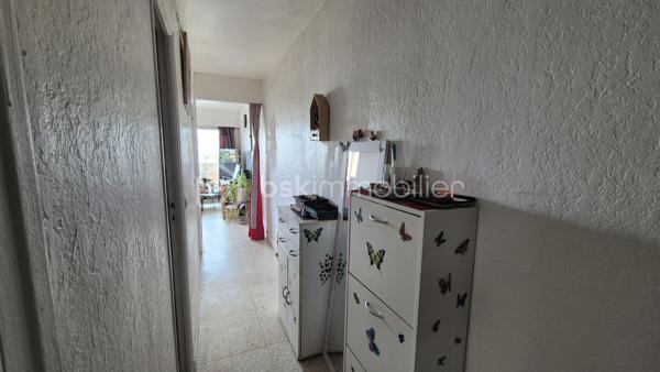 A VENDRE APPARTEMENT T2 LOUE A L ANNEE DE 39 M² A SAINT CYPRIEN PLAGE - COTE PORT -  TERRASSE - PARKING PRIVE - CAVE INDIVIDUELLE - PROCHE DE LA PLAGE ET DES COMMERCES.

Cet appartement, situé sur un secteur calme et recherché de la station, au 5ème et dernier étage avec ascenseur, se compose d'un hall d'entrée,  d'une pièce à vivre baignée de lumière qui s'ouvre sur une terrasse exposée plein sud à la vue imprenable, d'une cuisine américaine aménagée, d'une chambre avec grand placard, d'une salle d'eau et d'un toilette.
Vous apprécierez sa place de parking privative numérotée, ainsi que sa cave individuelle (idéale pour le stockage et ranger vos vélos).

Loué à l'année, le loyer mensuel s'élève à 458 euros/mois, + charges à 65 euros.
Bail 3.6.9 jusqu'en avril 2029.

A la recherche de calme dans une résidence sécurisée et bien fréquentée, cet appartement sera parfait pour un investissement locatif.
Je reste à votre disposition pour toutes informations.