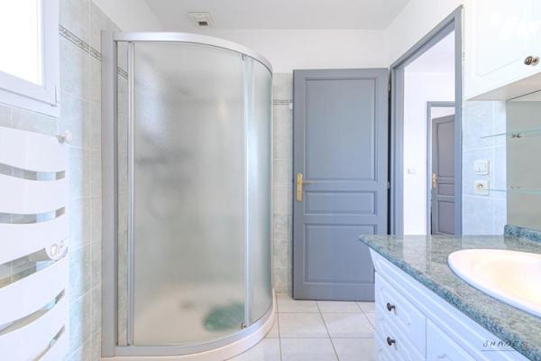 Maison T5 avec garage et piscine à Puget Ville 