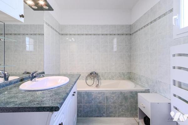 Maison T5 avec garage et piscine à Puget Ville 