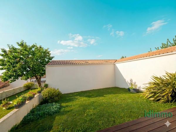 BELLE MAISON EN BON ETAT GENERAL DE 80 M2 SUR UN TERRAIN CLOS DE 159 M2. CENTRE BOURG A 5 MN DE CHATELAILLON P Châtelaillon-Plage (17340)