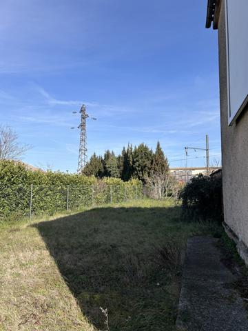 A l'entrée de BRAM, proche route départementale, pavillon T5 avec garage sur 700 m2 de jardin  Bram (11150)