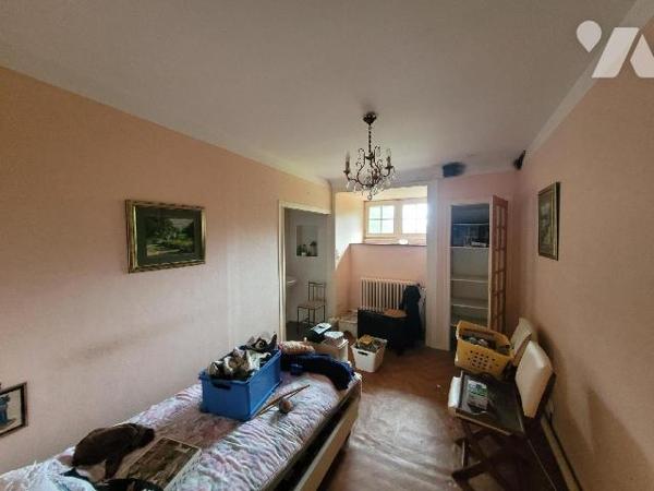 Maison sur le secteur de Pleurtuit comprenant : Au rez-de-chaussée : une entrée, séjour avec ch...