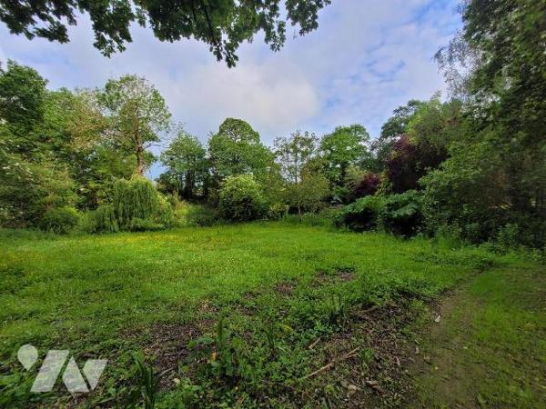 Maison sur le secteur de Pleurtuit comprenant : Au rez-de-chaussée : une entrée, séjour avec ch...