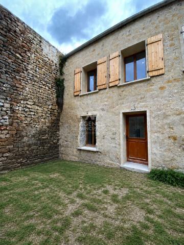 Maison de ville 3 pièces à louer à Auvers-sur-Oise, 70,93 m² (loi Carrez) 90 m² au sol Loyer 1 350 €/mois **  - Référence  MG11260