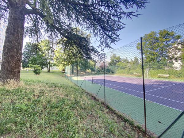 Location Lyon Croix-Rousse Ouest T1bis de 45m² en rez-de-chaussée avec parking