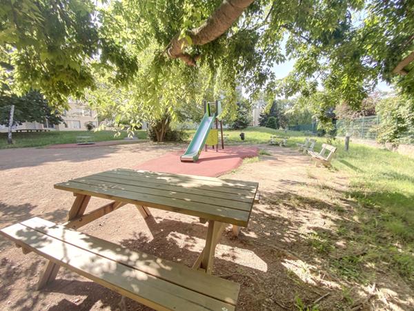 Location Lyon Croix-Rousse Ouest T1bis de 45m² en rez-de-chaussée avec parking