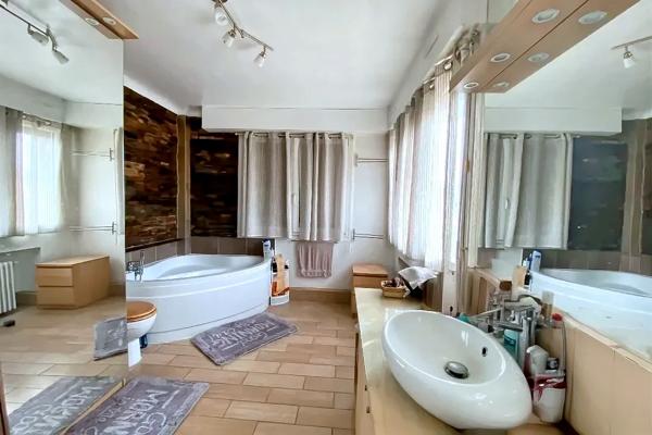 Maison 12 pièces - 300 m²