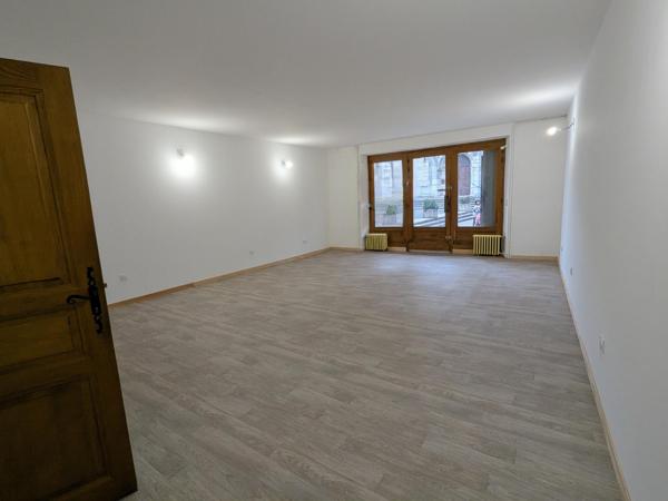 Immeuble rénové avec appartement duplex et local – centre Limogne-en-Quercy