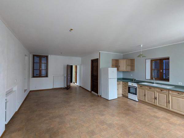 Immeuble rénové avec appartement duplex et local – centre Limogne-en-Quercy