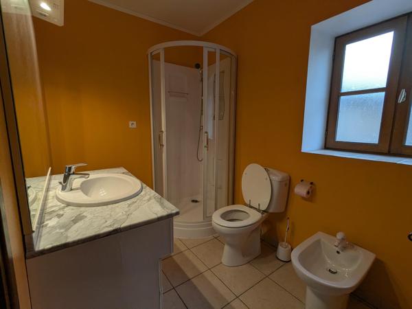 Immeuble rénové avec appartement duplex et local – centre Limogne-en-Quercy