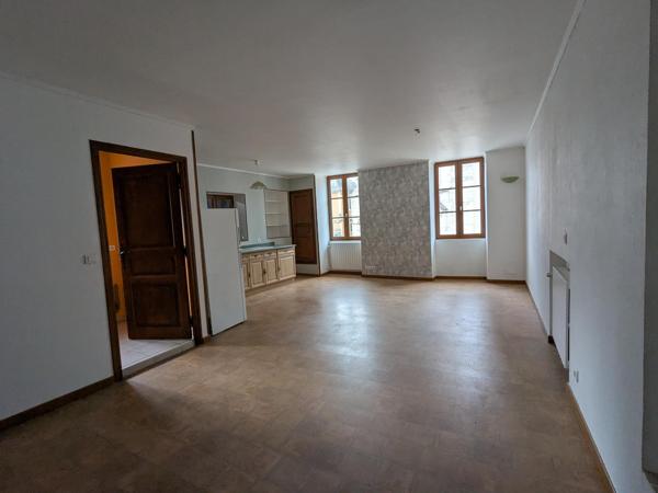 Immeuble rénové avec appartement duplex et local – centre Limogne-en-Quercy