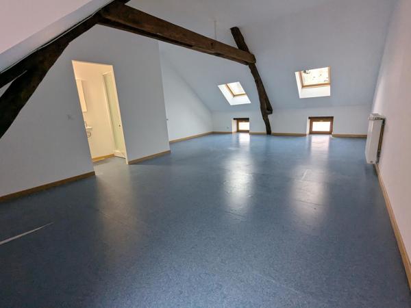 Immeuble rénové avec appartement duplex et local – centre Limogne-en-Quercy