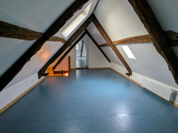 Immeuble rénové avec appartement duplex et local – centre Limogne-en-Quercy