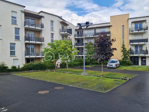 -- Coup de cœur -- 
Idéalement situé au sein d'une petite résidence récente en retrait de la route, sécurisée et bien entretenue, je vous présente ce bel appartement  type F2 proche du centre ville de Bourges et de toutes les commodités.
Il est localisé au deuxième étage sur les trois que comporte le bâtiment et dispose d'un ascenseur. 

Il se compose d'une entrée avec placard, d'un séjour avec cuisine aménagée & équipée, d'une chambre avec placard, d'une salle d'eau et d'un WC indépendant. 
Une place de parking extérieure privative et une belle terrasse complètent les prestations de ce bien. 

Libre de toute occupation dans quelques semaines.
Idéal primo-accédants ou investisseurs