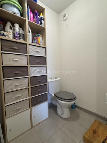 -- Coup de cœur -- 
Idéalement situé au sein d'une petite résidence récente en retrait de la route, sécurisée et bien entretenue, je vous présente ce bel appartement  type F2 proche du centre ville de Bourges et de toutes les commodités.
Il est localisé au deuxième étage sur les trois que comporte le bâtiment et dispose d'un ascenseur. 

Il se compose d'une entrée avec placard, d'un séjour avec cuisine aménagée & équipée, d'une chambre avec placard, d'une salle d'eau et d'un WC indépendant. 
Une place de parking extérieure privative et une belle terrasse complètent les prestations de ce bien. 

Libre de toute occupation dans quelques semaines.
Idéal primo-accédants ou investisseurs