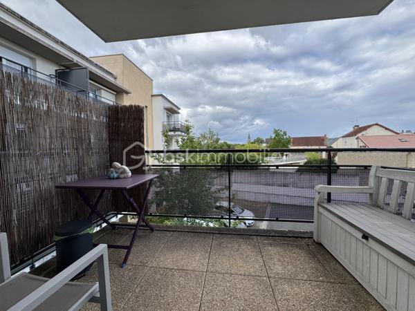 -- Coup de cœur -- 
Idéalement situé au sein d'une petite résidence récente en retrait de la route, sécurisée et bien entretenue, je vous présente ce bel appartement  type F2 proche du centre ville de Bourges et de toutes les commodités.
Il est localisé au deuxième étage sur les trois que comporte le bâtiment et dispose d'un ascenseur. 

Il se compose d'une entrée avec placard, d'un séjour avec cuisine aménagée & équipée, d'une chambre avec placard, d'une salle d'eau et d'un WC indépendant. 
Une place de parking extérieure privative et une belle terrasse complètent les prestations de ce bien. 

Libre de toute occupation dans quelques semaines.
Idéal primo-accédants ou investisseurs